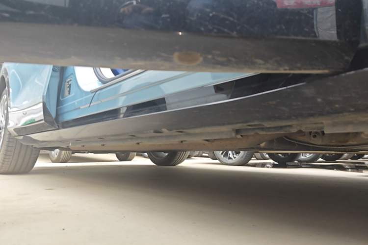 Used VOYAH FREE 2021 Four-Wheel Drive Extended-Range First-Edition Commemorative Model Right Side Sill
