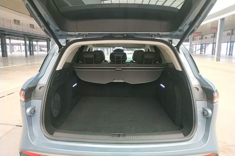 Used VOYAH FREE 2021 Four-Wheel Drive Standard Range-Extended Exclusive Luxury Package Trunk