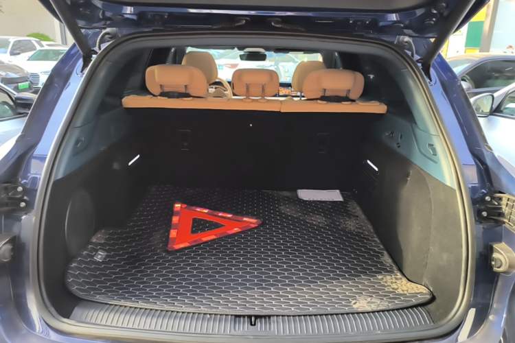 Used VOYAH FREE 2021 Four-Wheel Drive Standard Range-Extended Exclusive Luxury Package Trunk