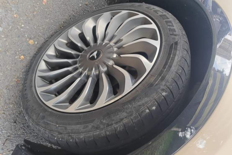Used VOYAH FREE 2021 Four-Wheel Drive Standard Range-Extended Exclusive Luxury Package Right Front Wheel Hub
