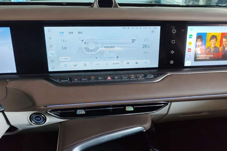 Used VOYAH FREE 2021 Four-Wheel Drive Standard Range-Extended Exclusive Luxury Package Audio And AC Panel
