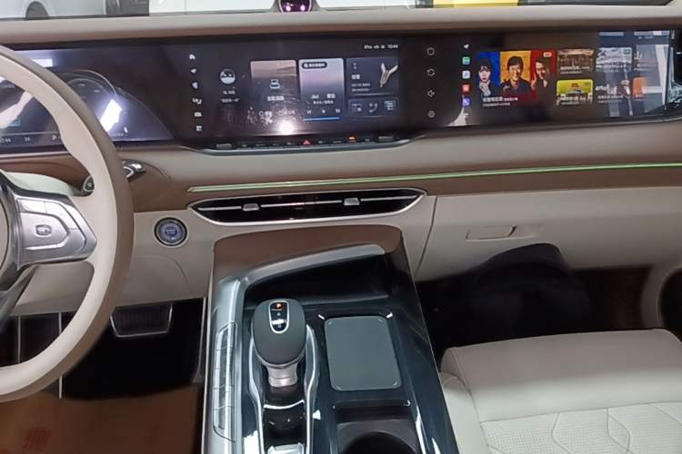 Used VOYAH FREE 2021 Four-Wheel Drive Standard Range-Extended Exclusive Luxury Package Audio And AC Panel