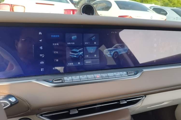 Used VOYAH FREE 2021 Four-Wheel Drive Standard Range-Extended Exclusive Luxury Package Audio And AC Panel