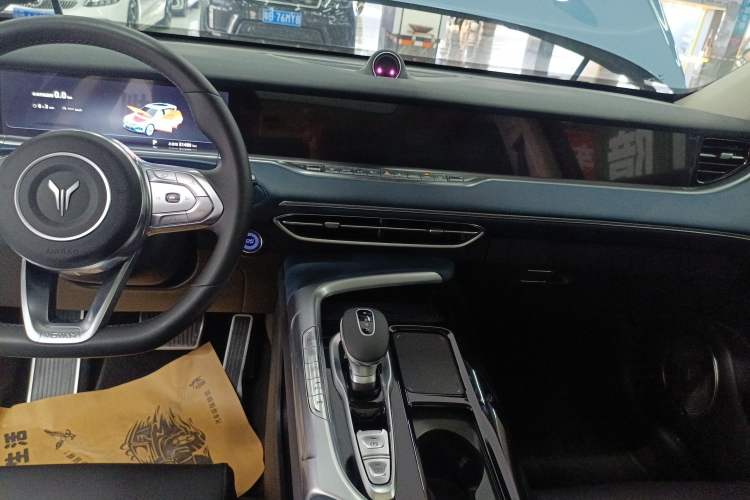 Used VOYAH FREE 2021 Four-Wheel Drive Standard Range-Extended Exclusive Luxury Package Audio And AC Panel