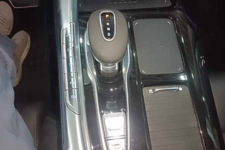 Used VOYAH FREE 2021 Four-Wheel Drive Standard Range-Extended Exclusive Luxury Package Gear Lever