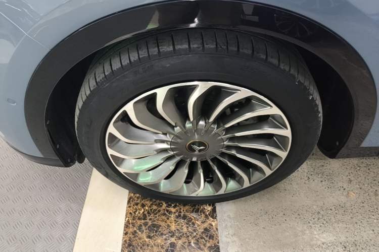 Used VOYAH FREE 2021 Four-Wheel Drive Standard Range-Extended Exclusive Luxury Package Left Front Wheel Hub