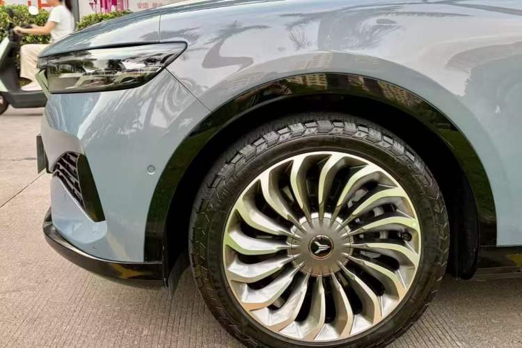 Used VOYAH FREE 2021 Four-Wheel Drive Standard Range-Extended Exclusive Luxury Package Left Front Wheel Hub