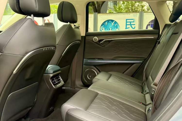 Used VOYAH FREE 2021 Four-Wheel Drive Standard Range-Extended Exclusive Luxury Package Left Rear Seat