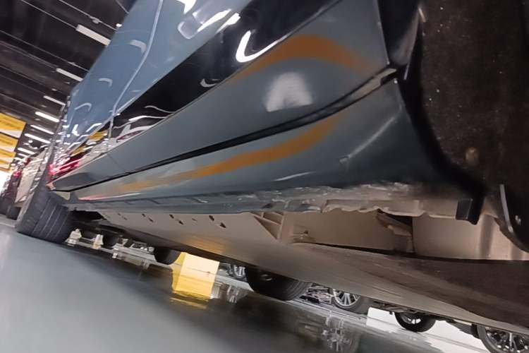 Used VOYAH FREE 2021 Four-Wheel Drive Standard Range-Extended Exclusive Luxury Package Left Side Sill