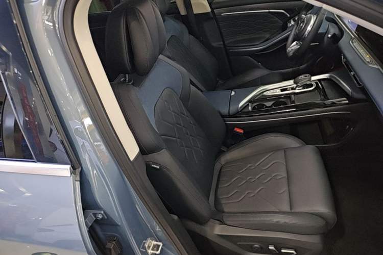 Used VOYAH FREE 2021 Four-Wheel Drive Standard All-Electric Exclusive Luxury Package Right Front Seat