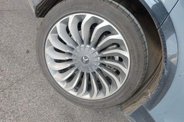 Used VOYAH FREE 2021 Four-Wheel Drive Standard Range-Extended Exclusive Luxury Package Right Rear Wheel Hub