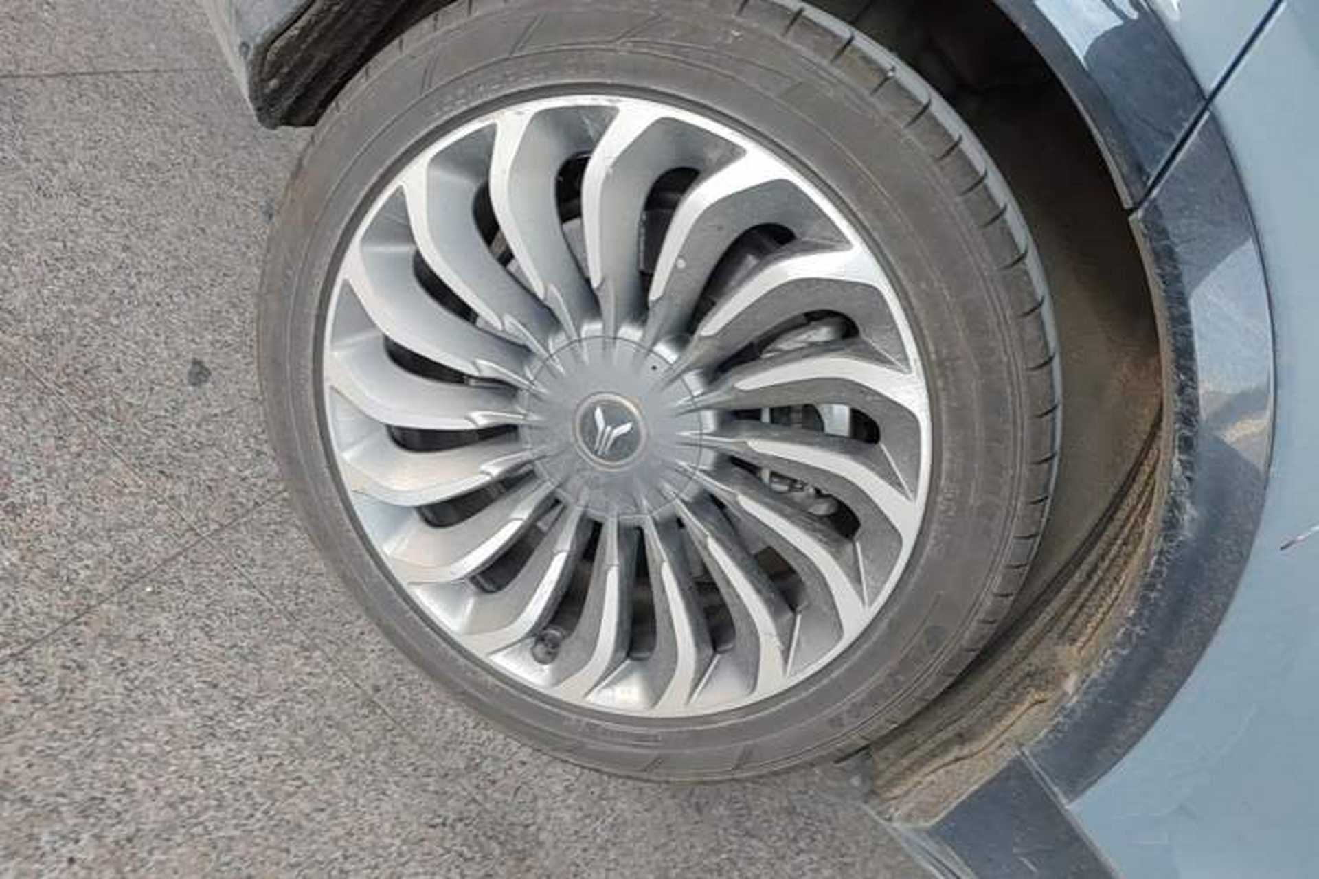 Used VOYAH FREE 2021 Four-Wheel Drive Standard Range-Extended Exclusive Luxury Package Right Rear Wheel Hub