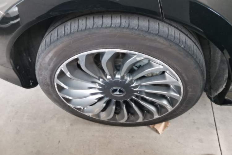 Used VOYAH FREE 2021 Four-Wheel Drive Standard Range-Extended Version Right Rear Wheel Hub
