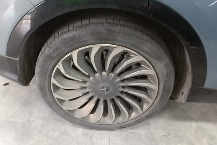 Used VOYAH FREE 2021 Four-Wheel Drive Standard Range-Extended Exclusive Luxury Package Right Rear Wheel Hub