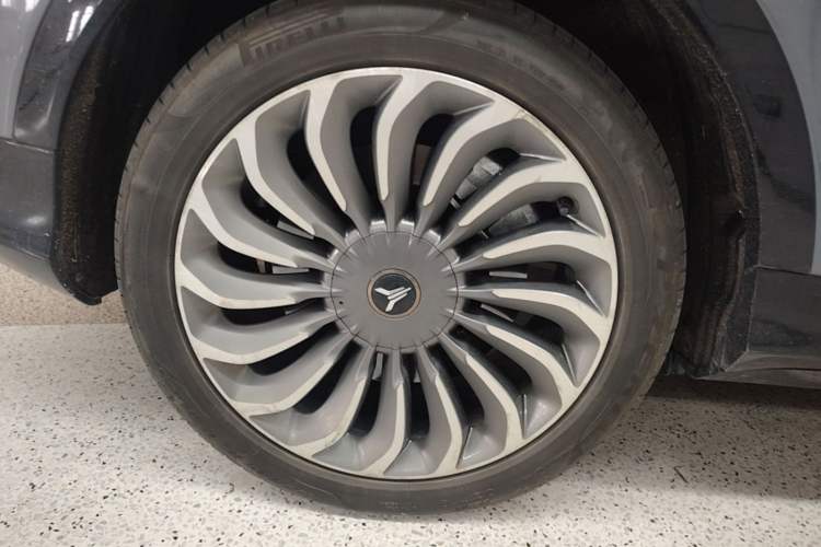 Used VOYAH FREE 2021 Four-Wheel Drive Standard Range-Extended Exclusive Luxury Package Right Rear Wheel Hub