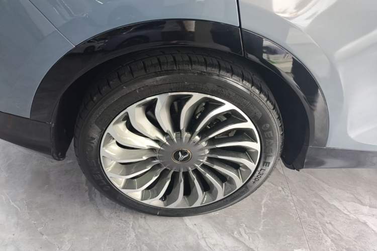 Used VOYAH FREE 2021 Four-Wheel Drive Standard Range-Extended Exclusive Luxury Package Right Rear Wheel Hub