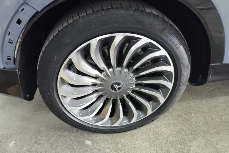 Used VOYAH FREE 2021 Four-Wheel Drive Standard Range-Extended Exclusive Luxury Package Right Rear Wheel Hub