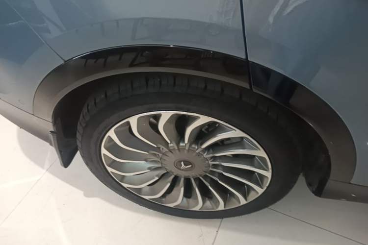 Used VOYAH FREE 2021 Four-Wheel Drive Standard Range-Extended Exclusive Luxury Package Right Rear Wheel Hub