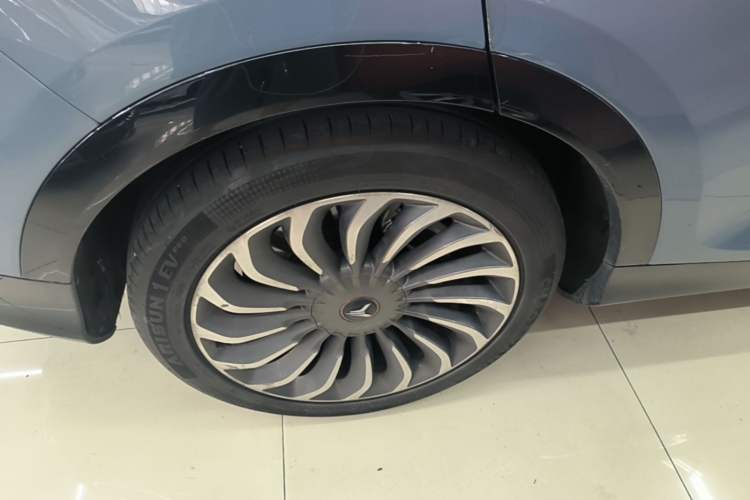 Used VOYAH FREE 2021 Four-Wheel Drive Standard Range-Extended Exclusive Luxury Package Right Rear Wheel Hub