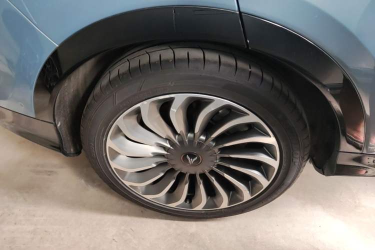 Used VOYAH FREE 2021 Four-Wheel Drive Standard Range-Extended Exclusive Luxury Package Right Rear Wheel Hub
