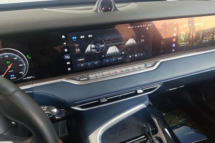 Used VOYAH FREE 2021 Four-Wheel Drive Standard Range-Extended Exclusive Luxury Package Audio And AC Panel