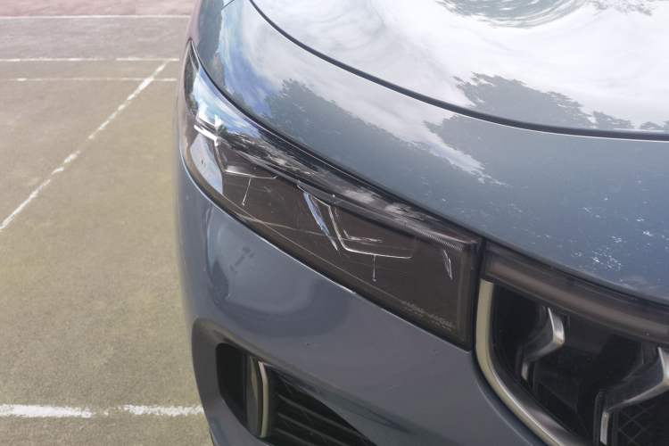 Used VOYAH FREE 2021 Four-Wheel Drive Extended-Range First-Edition Commemorative Model Right Front Headlight
