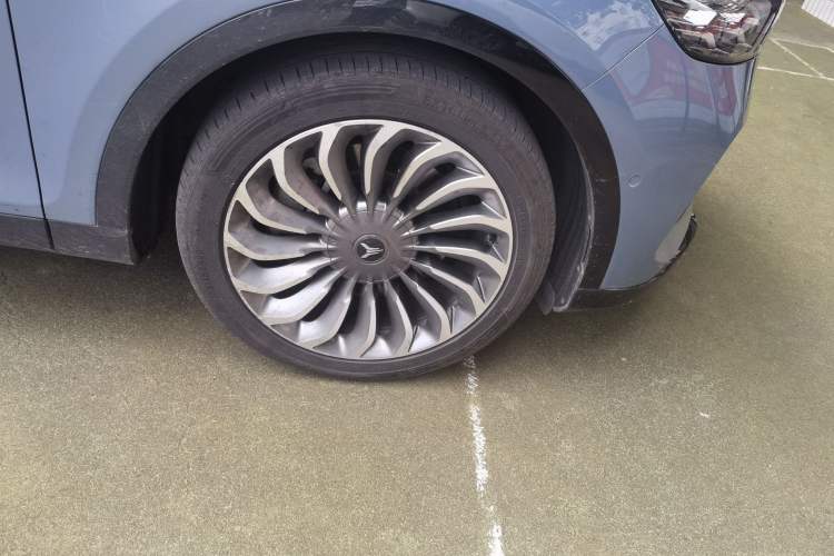 Used VOYAH FREE 2021 Four-Wheel Drive Extended-Range First-Edition Commemorative Model Right Front Wheel Hub