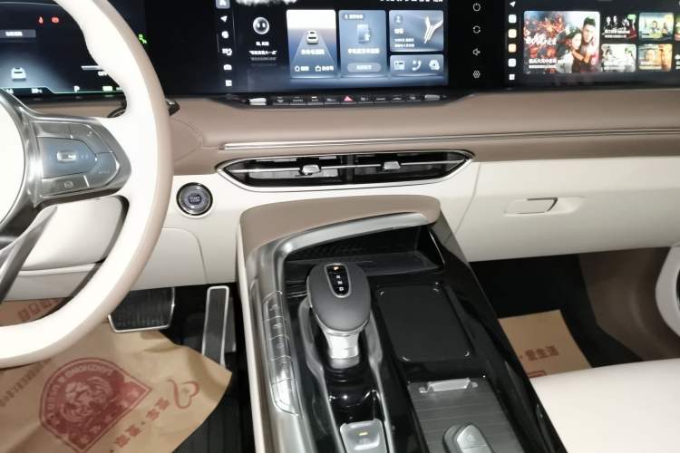 Used VOYAH FREE 2021 Four-Wheel Drive Standard Range-Extended Exclusive Luxury Package Audio And AC Panel