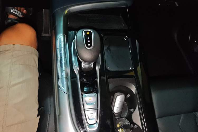 Used VOYAH FREE 2021 Four-Wheel Drive Standard Range-Extended Exclusive Luxury Package Gear Lever