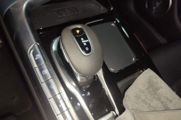 Used VOYAH FREE 2021 Two-Wheel Drive Standard Pure Electric City Edition Gear Lever