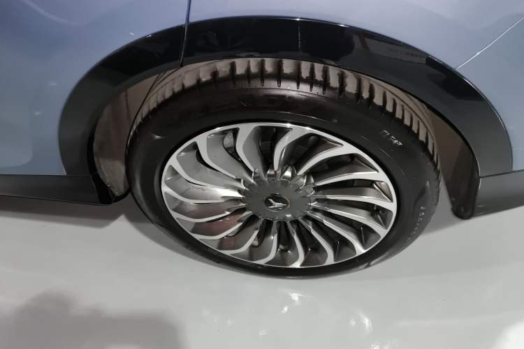 Used VOYAH FREE 2021 Four-Wheel Drive Standard Range-Extended Exclusive Luxury Package Left Rear Wheel Hub