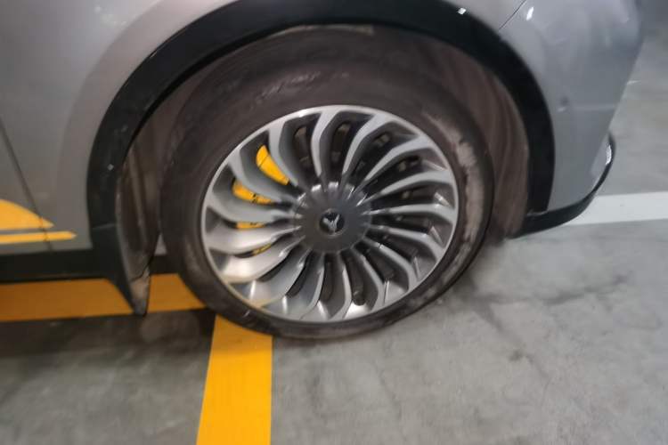 Used VOYAH FREE 2021 Four-Wheel Drive Standard Range-Extended Exclusive Luxury Package Right Front Wheel Hub