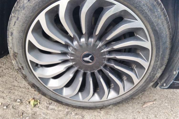 Used VOYAH FREE 2021 Four-Wheel Drive Standard Range-Extended Exclusive Luxury Package Right Front Wheel Hub