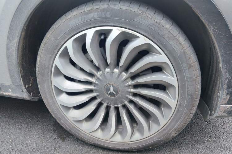 Used VOYAH FREE 2021 Four-Wheel Drive Standard Range-Extended Version Right Front Wheel Hub