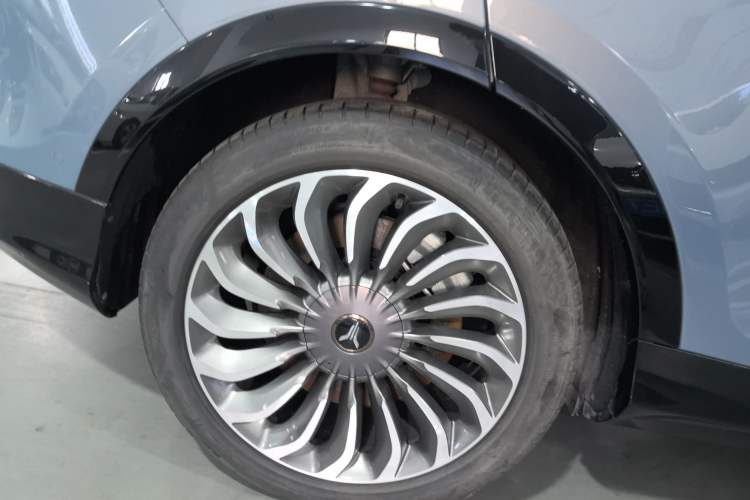 Used VOYAH FREE 2021 Four-Wheel Drive Standard Range-Extended Exclusive Luxury Package Right Rear Wheel Hub