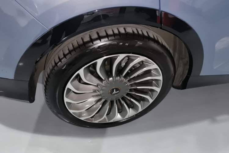 Used VOYAH FREE 2021 Four-Wheel Drive Standard Range-Extended Exclusive Luxury Package Right Rear Wheel Hub