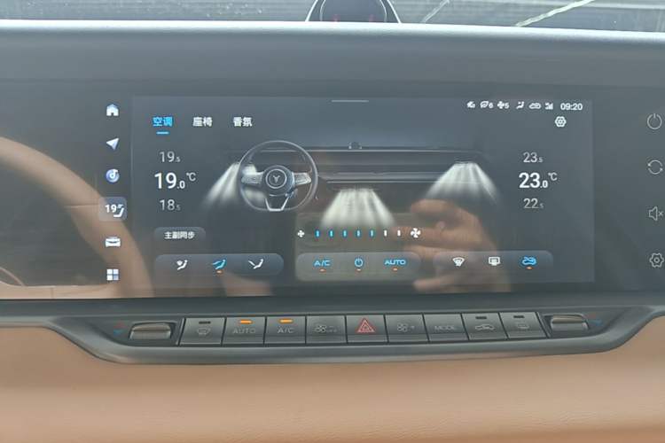Used VOYAH FREE 2021 Four-Wheel Drive Standard Range-Extended Exclusive Luxury Package Audio And AC Panel