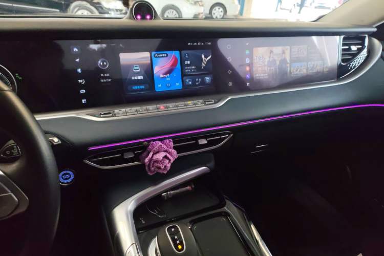 Used VOYAH FREE 2021 Four-Wheel Drive Standard Range-Extended Exclusive Luxury Package Audio And AC Panel