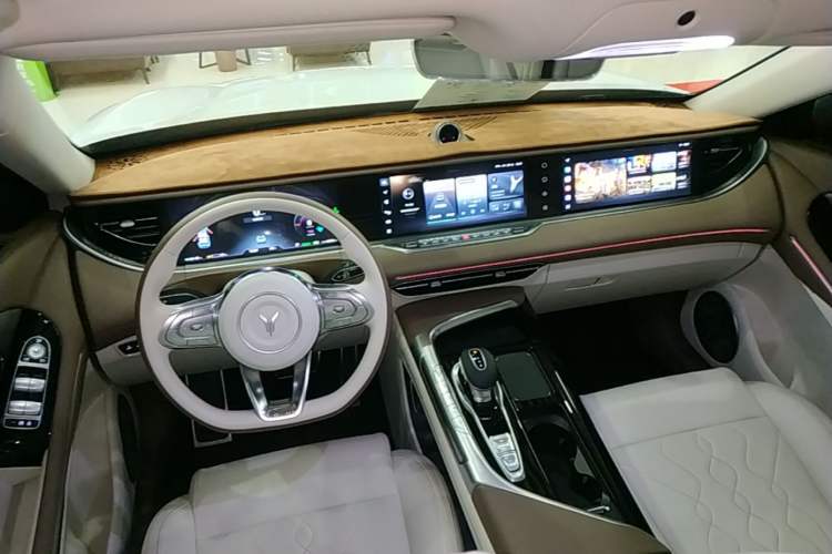 Used VOYAH FREE 2021 Four-Wheel Drive Standard Range-Extended Exclusive Luxury Package Center Console