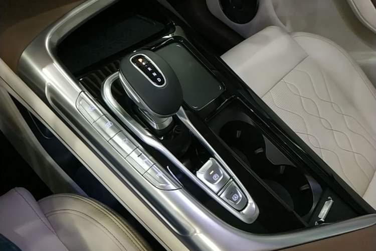 Used VOYAH FREE 2021 Four-Wheel Drive Standard Range-Extended Exclusive Luxury Package Gear Lever