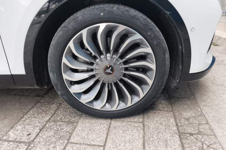 Used VOYAH FREE 2021 Four-Wheel Drive Standard Range-Extended Exclusive Luxury Package Right Front Wheel Hub