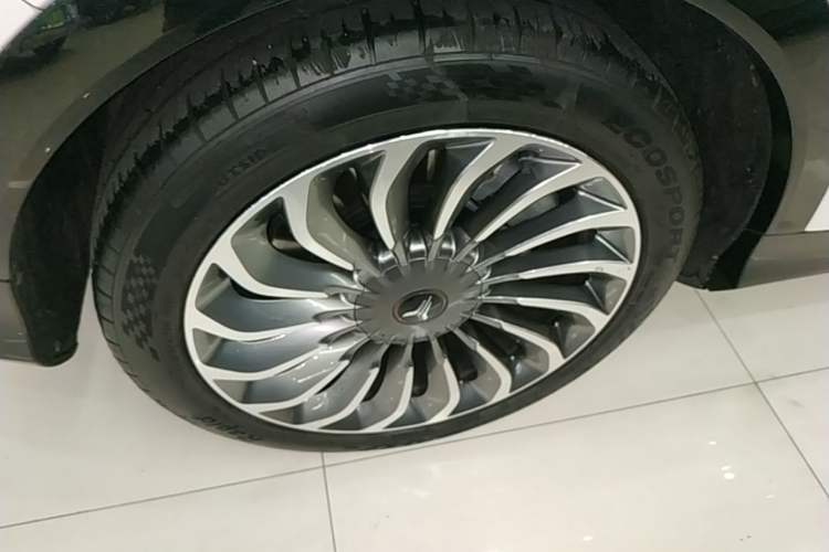 Used VOYAH FREE 2021 Four-Wheel Drive Standard Range-Extended Exclusive Luxury Package Right Rear Wheel Hub