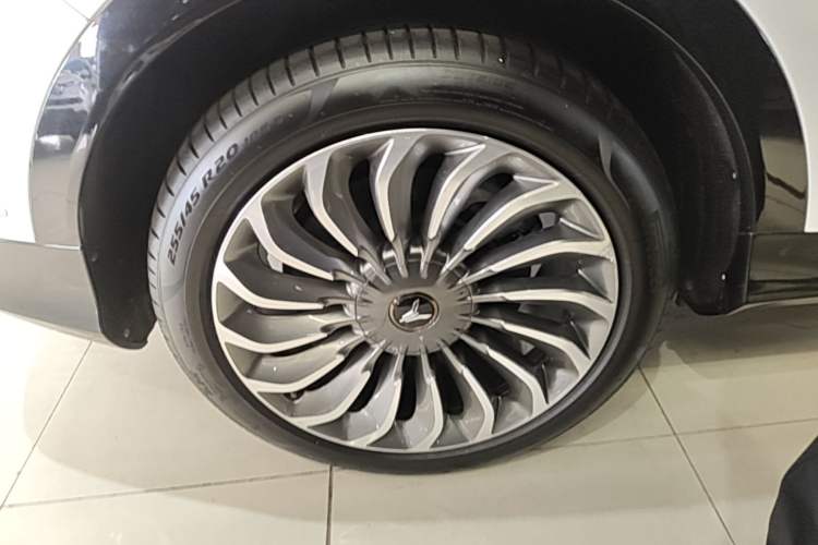 Used VOYAH FREE 2021 Four-Wheel Drive Standard Range-Extended Exclusive Luxury Package Right Rear Wheel Hub