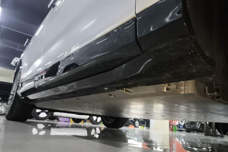 Used VOYAH FREE 2021 Two-Wheel Drive Standard Pure Electric City Edition Right Side Sill
