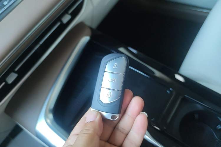 Used VOYAH FREE 2021 Four-Wheel Drive Standard Range-Extended Exclusive Luxury Package Vehicle Key