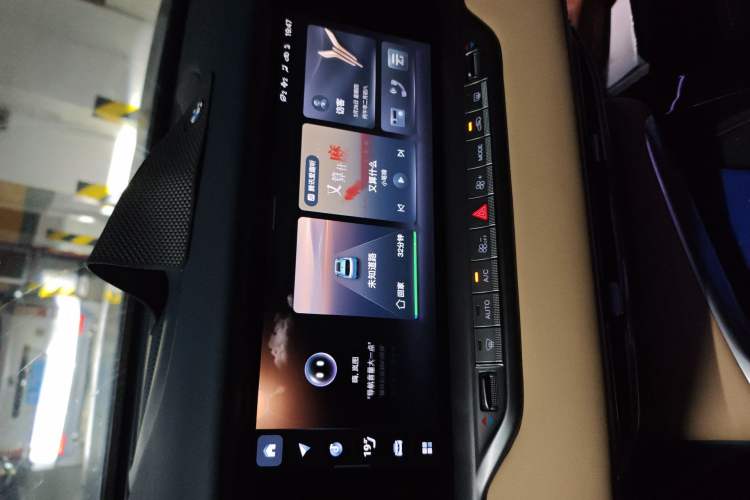 Used VOYAH FREE 2022 Four-Wheel Drive Ultra-Long Range Pure Electric Version Audio And AC Panel