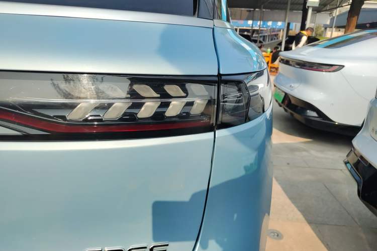 Used VOYAH FREE 2022 Four-Wheel Drive Ultra-Long Range Pure Electric Version Exterior 6