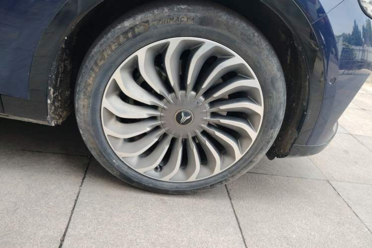 Used VOYAH FREE 2022 Four-Wheel Drive Ultra-Long Range Pure Electric Version Right Front Wheel Hub