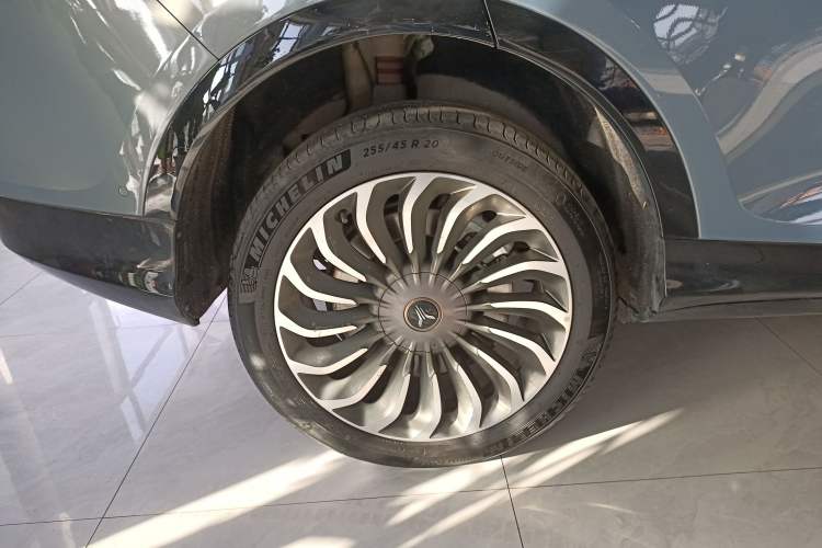 Used VOYAH FREE 2022 Four-Wheel Drive Ultra-Long Range Pure Electric Version Right Rear Wheel Hub