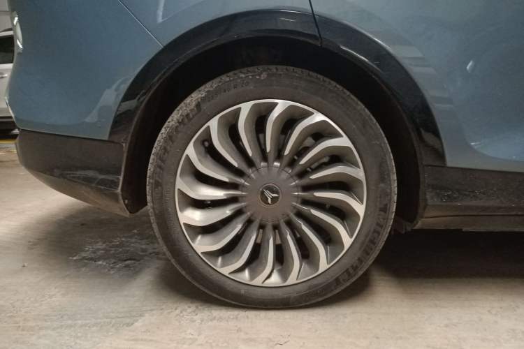 Used VOYAH FREE 2022 Four-Wheel Drive Ultra-Long Range Pure Electric Version Right Rear Wheel Hub